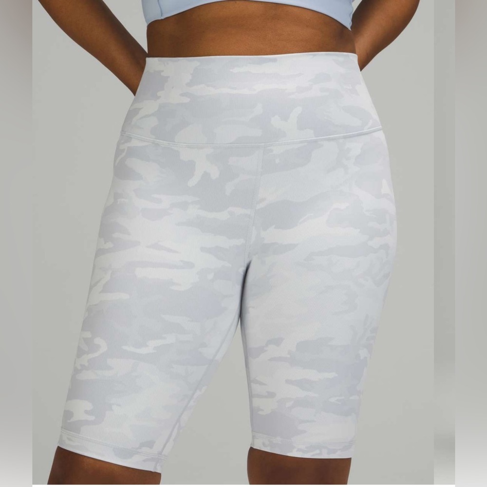 Lululemon Wunder Under Short 10" *Ribbed* size 6